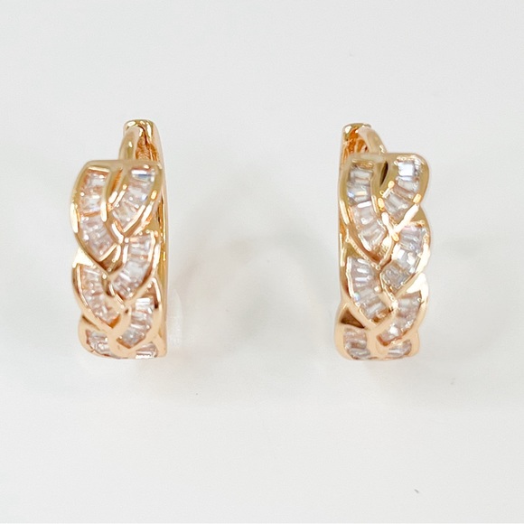 18K Gold Filled Huggie Hoop Earrings - Picture 1 of 5
